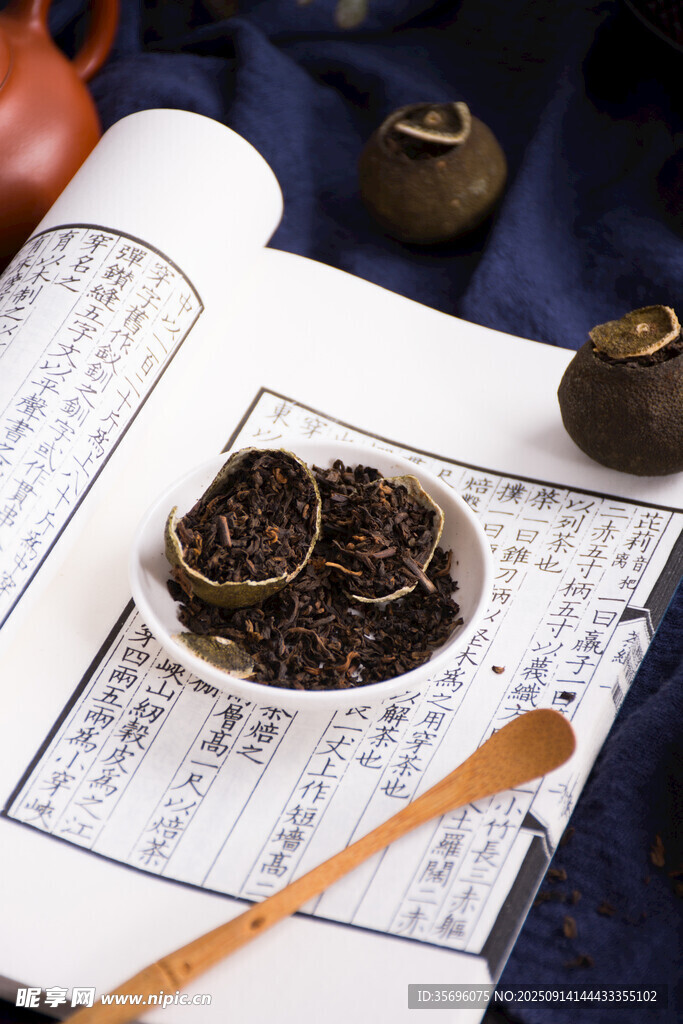 傳統(tǒng)中式茶具與茶葉展示