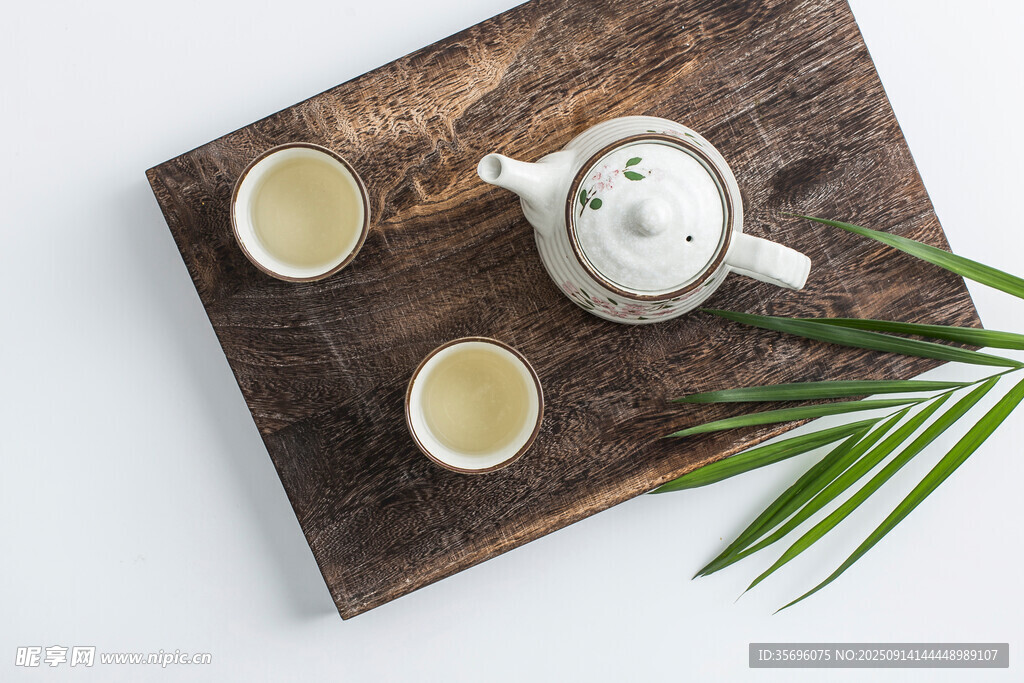中式茶具與綠植雅致組合
