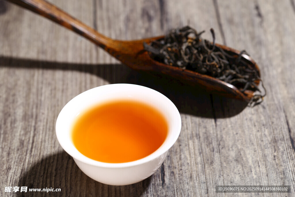 木桌旁的一杯香茗