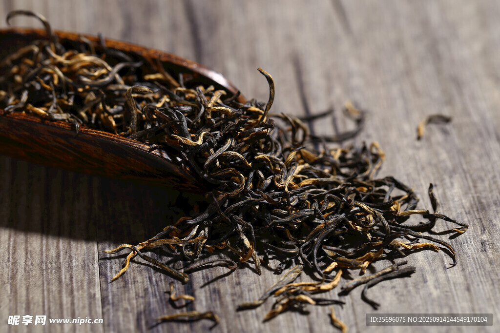 木勺中的散裝茶葉