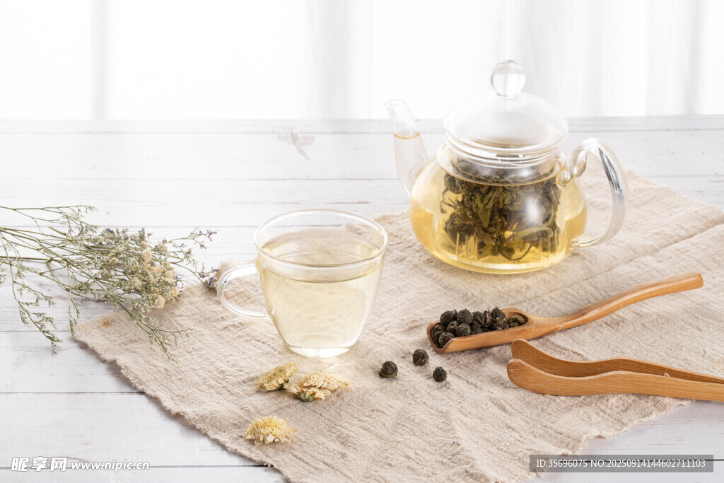 素雅茶具與清香茶飲