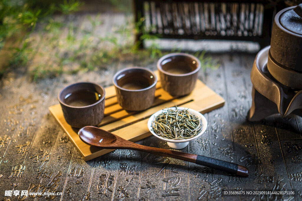 中式茶具擺放在古樸木桌上