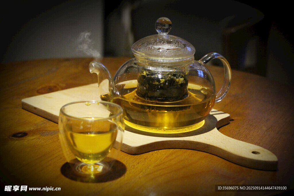 玻璃茶具中的醇香茶飲