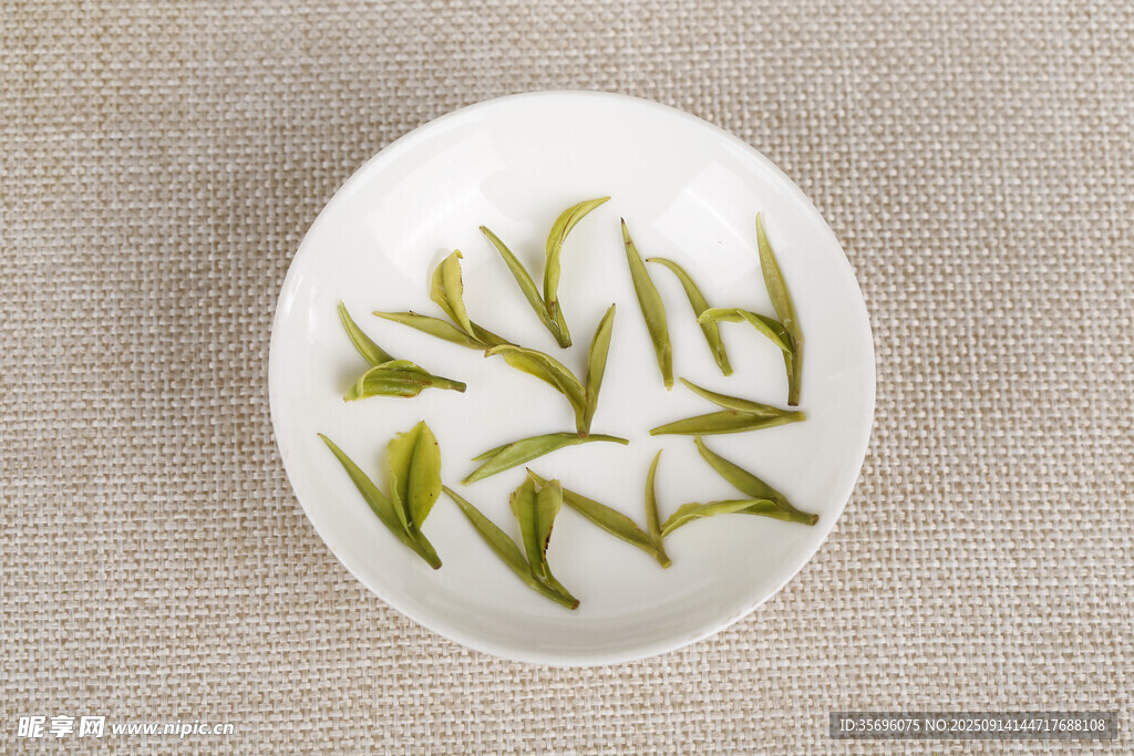 白盤上的鮮嫩茶葉