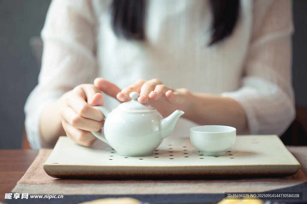 優(yōu)雅女士專(zhuān)注泡茶瞬間