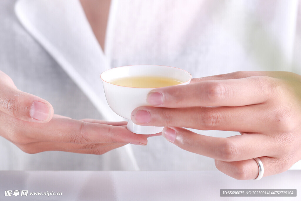 手持茶杯特寫