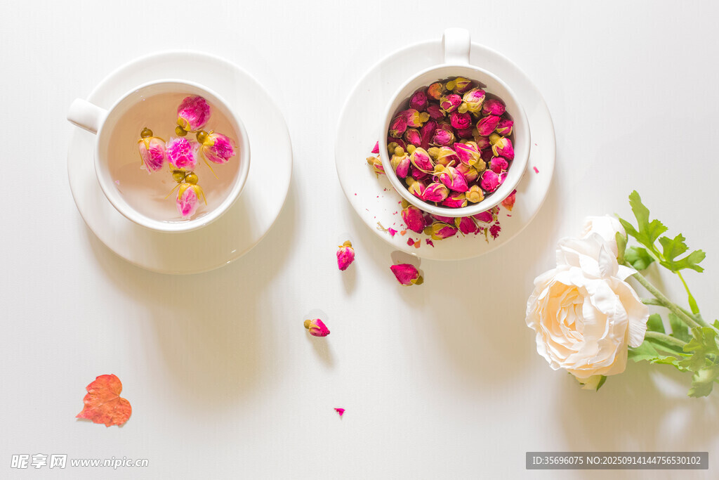 玫瑰花瓣茶飲與鮮花點(diǎn)綴