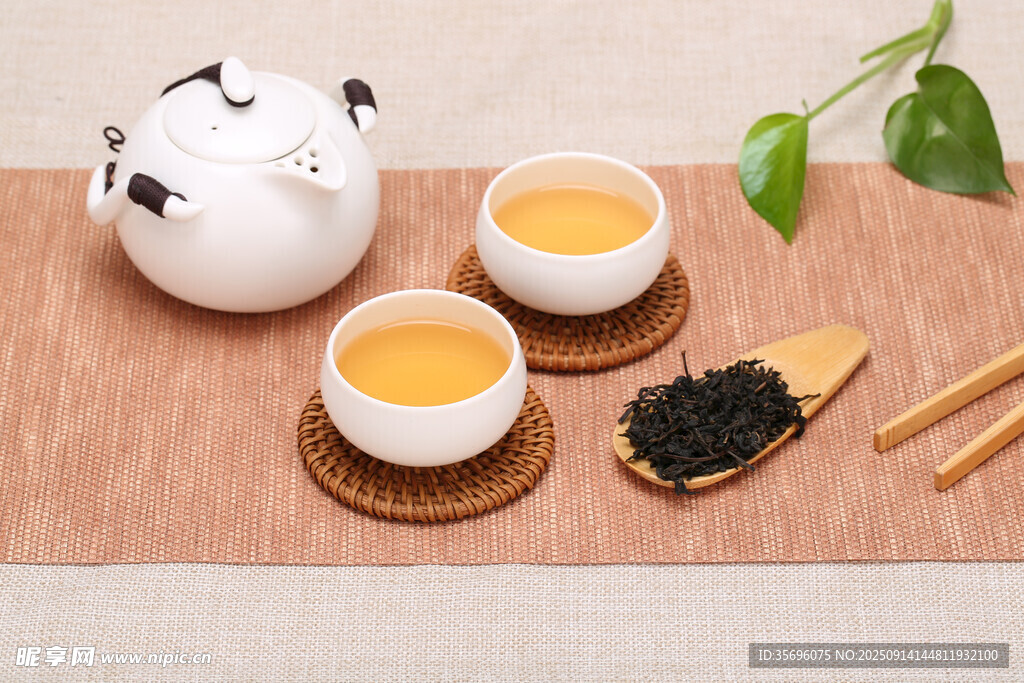 中式茶具與茶飲展示