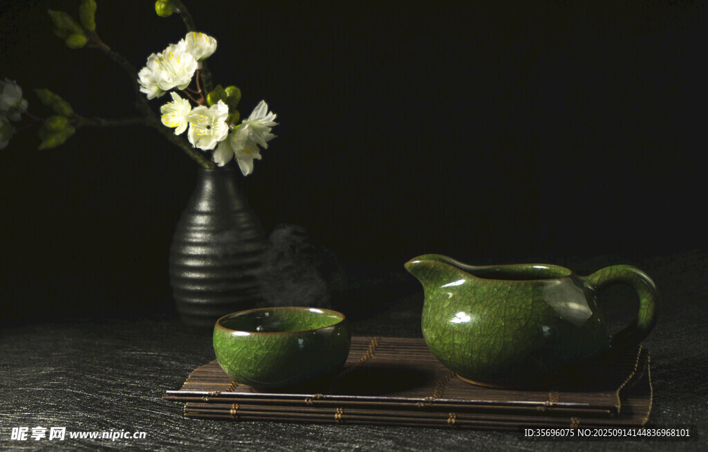 中式茶具與素雅插花擺件