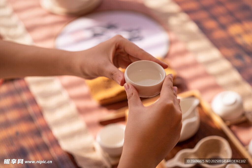 兩人對坐共品茶香時刻