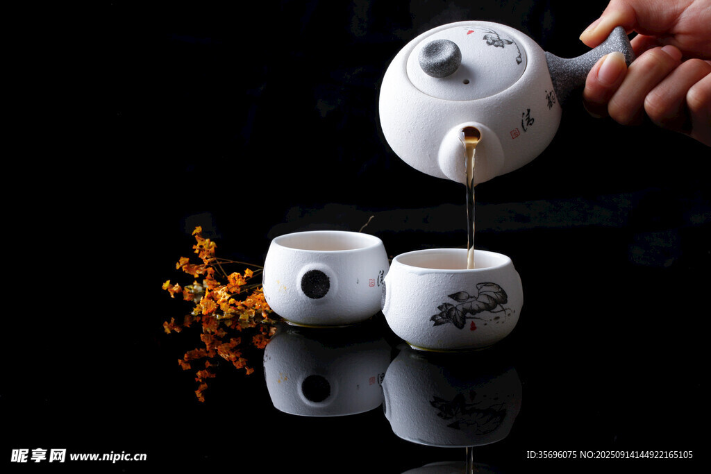 手傾茶壺倒茶于雙杯