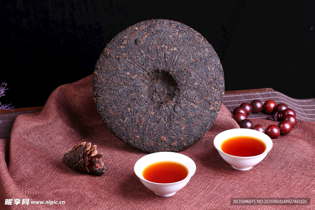 普洱熟茶餅與品茗茶具