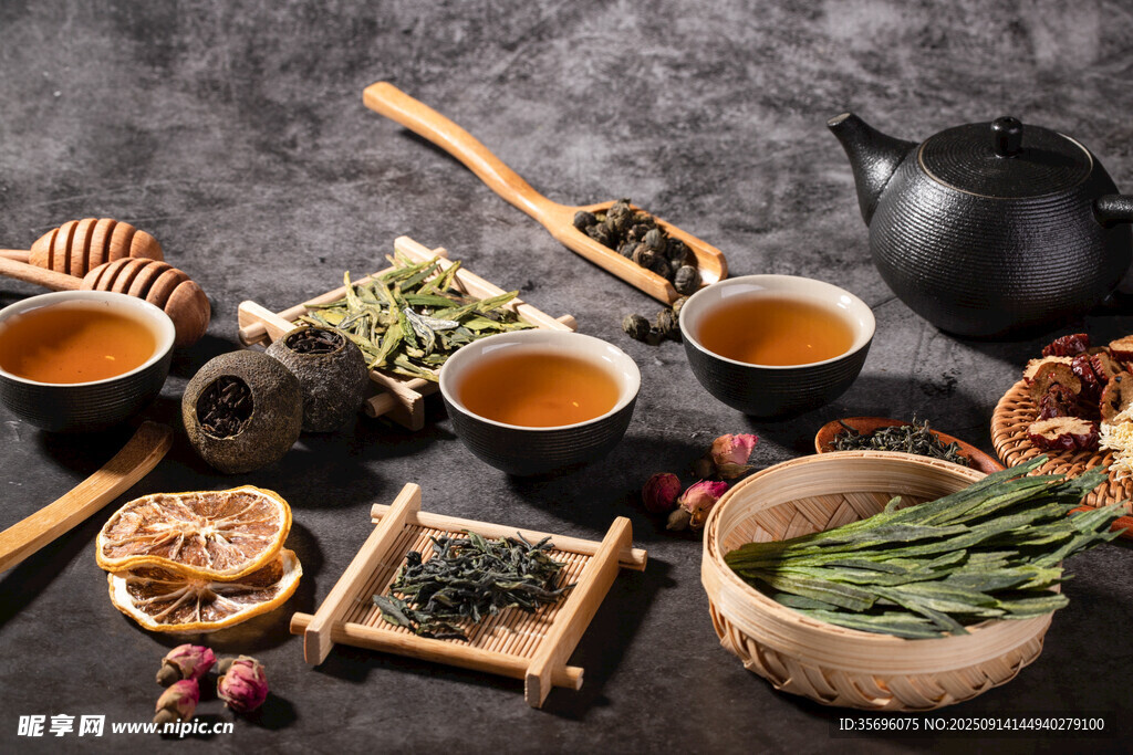 傳統(tǒng)茶具與多樣茶葉展示