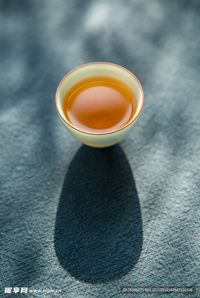 精致茶杯中的金黃茶湯