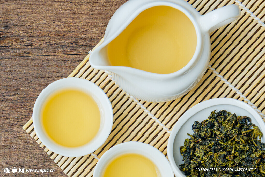 金黃茶湯與綠茶茶葉組合