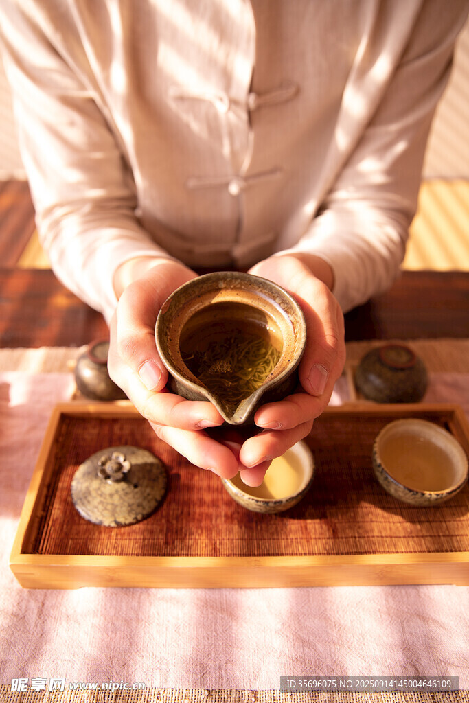雙手捧杯享中式品茶時光