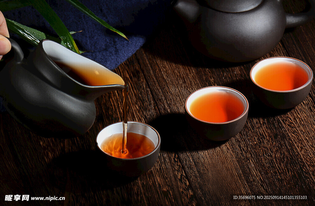 中式茶具與沏好的茶湯
