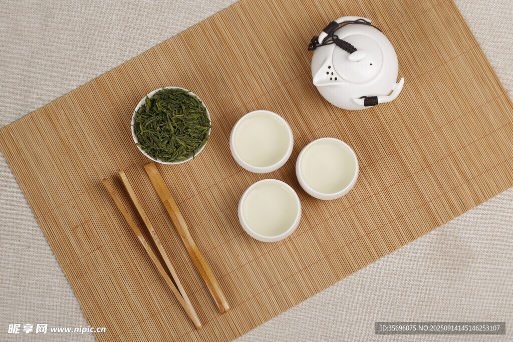 日式茶具與抹茶擺放展示