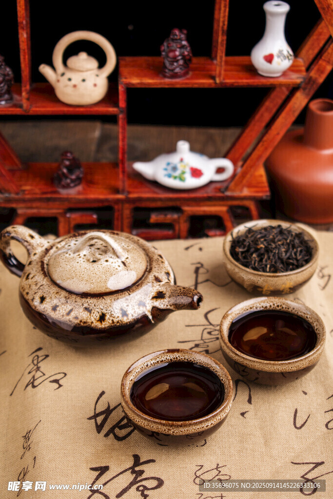 中式茶具與茶品展示