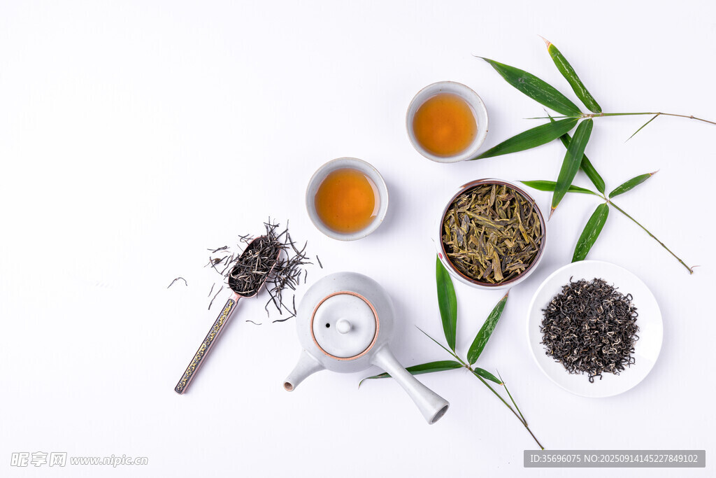 多樣茶葉與茶具的雅致組合