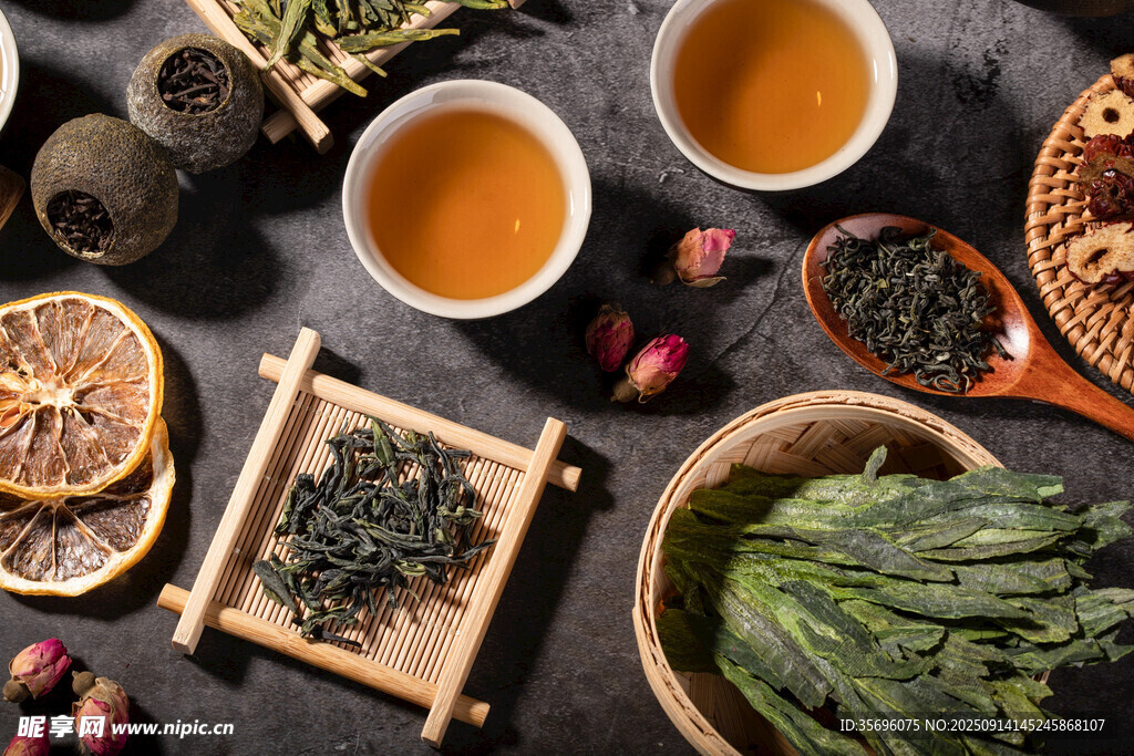 多樣茶飲食材與泡好的茶