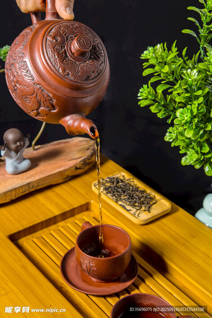 傳統(tǒng)中式茶具優(yōu)雅泡茶場(chǎng)景