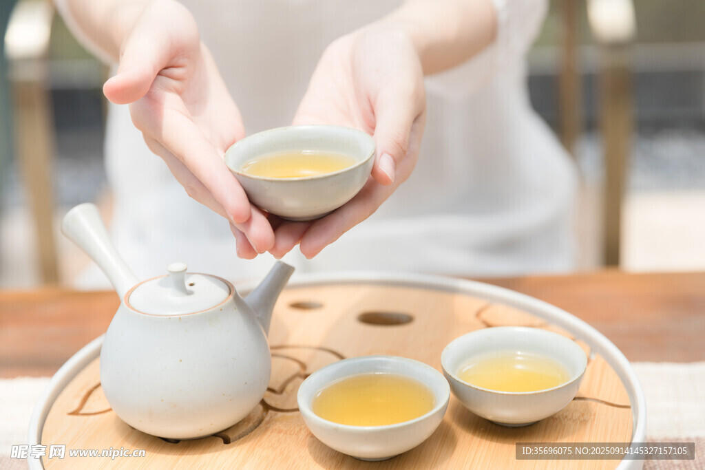 雙手奉茶展示中式茶具