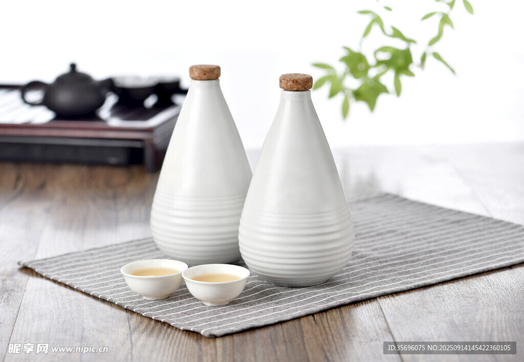 日式白瓷酒具與小杯