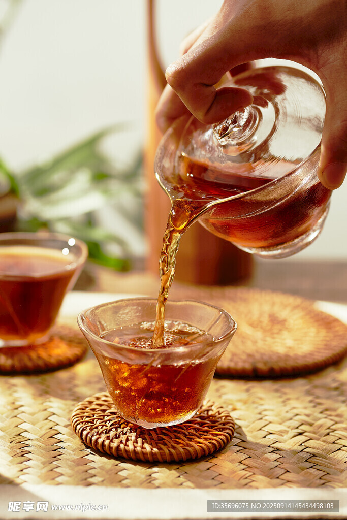 手傾香茗入杯韻致佳