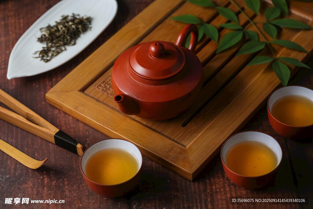 中式茶具與香茗的雅致組合