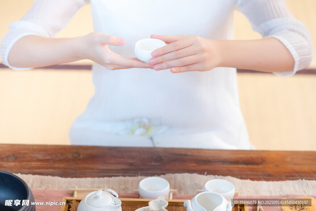 女子優(yōu)雅展示茶具