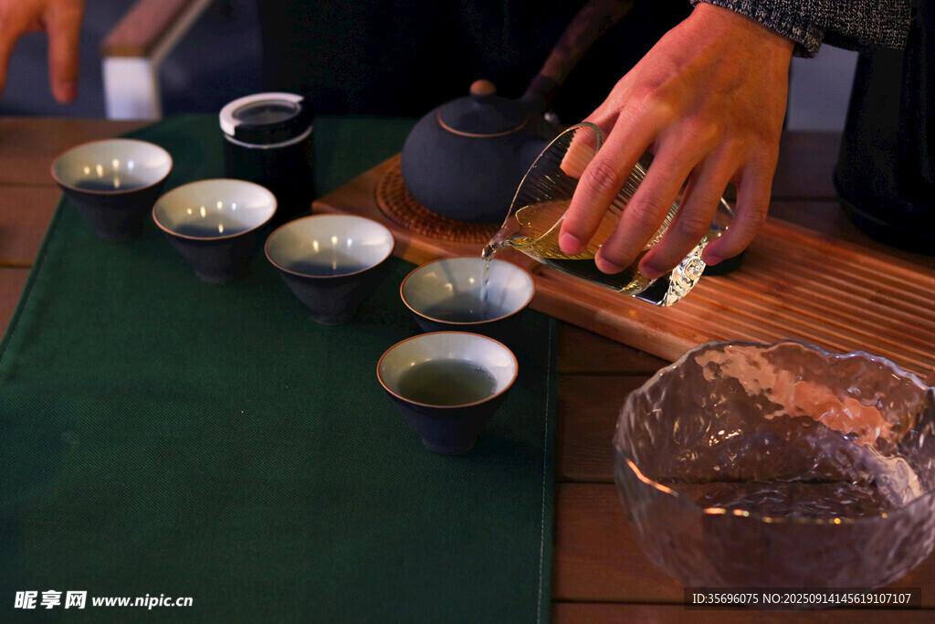 傳統(tǒng)茶藝展示中的茶具
