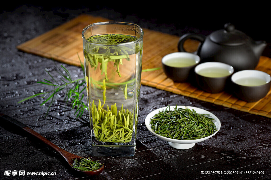 玻璃杯中泡著的嫩綠茶葉
