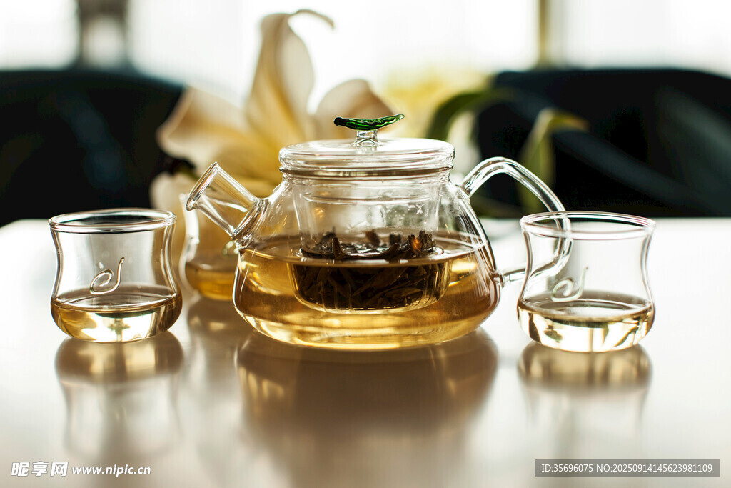 玻璃茶具中的金黃茶湯