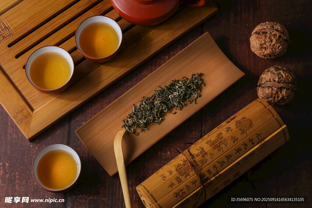 中式茶具與茶葉的雅致組合