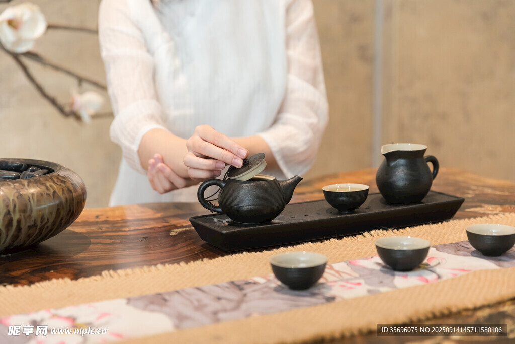 優(yōu)雅女子專注中式茶藝