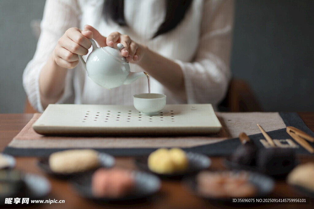 女子優(yōu)雅品茶享中式點(diǎn)心