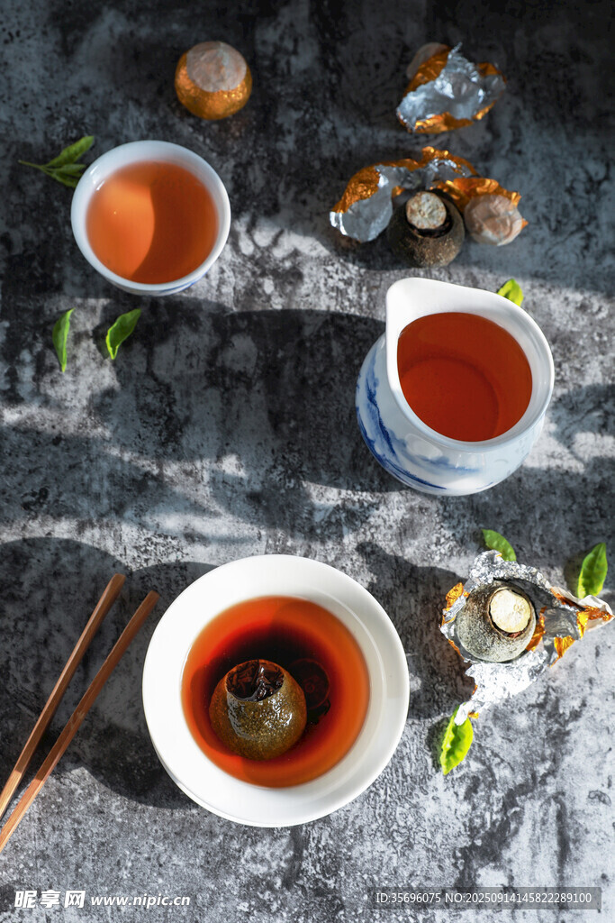 中式茶具與茶湯的雅致組合