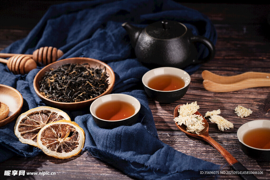 中式茶具與多樣茶飲展示