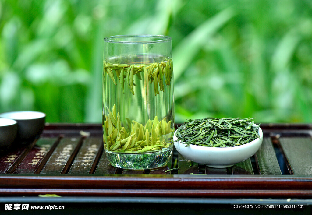 玻璃杯中泡著的嫩綠茶葉