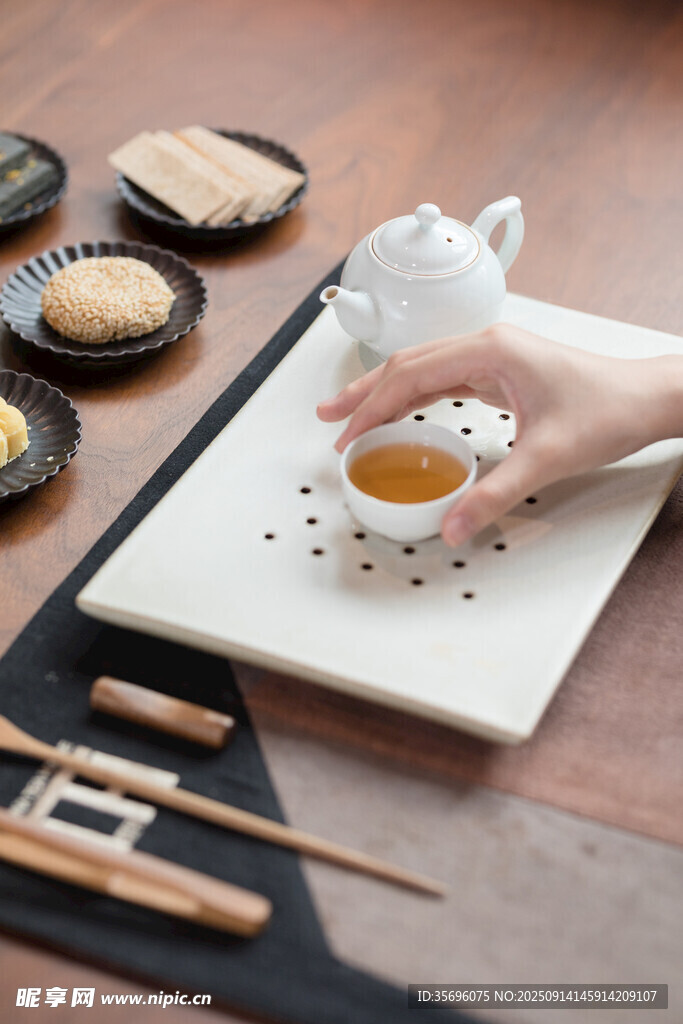 手捧茶盞的中式品茶場(chǎng)景