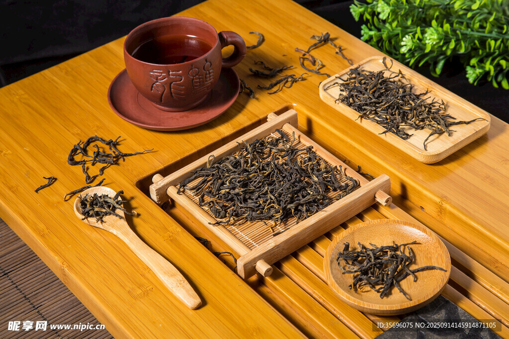 中式茶具與散落茶葉場景