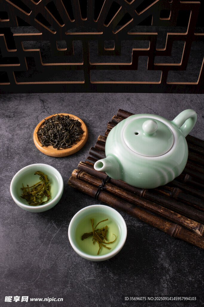 中式茶具與清香綠茶