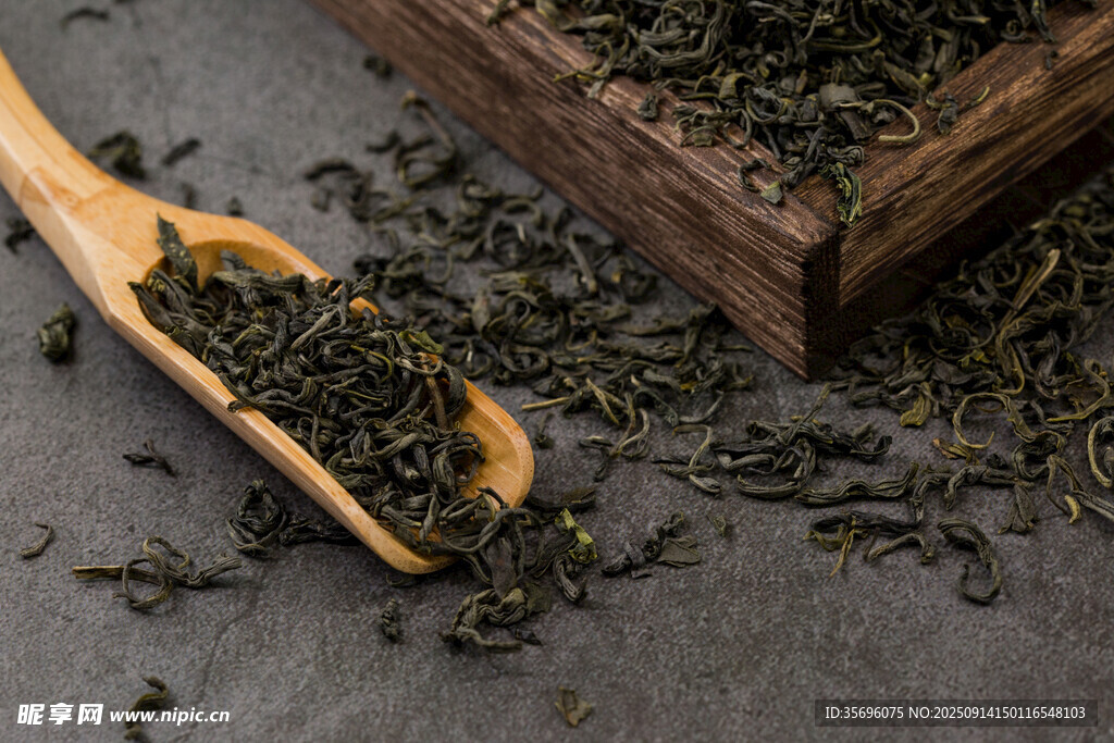 木勺盛著的新鮮茶葉