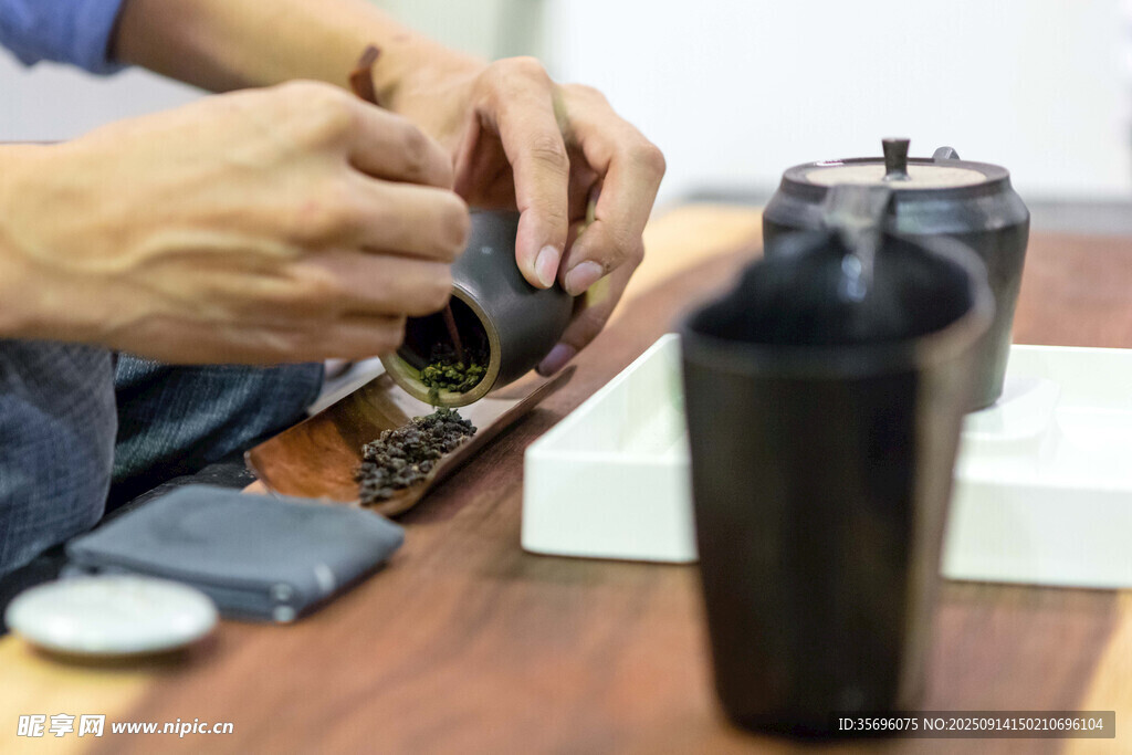 手工制作茶具的專注瞬間