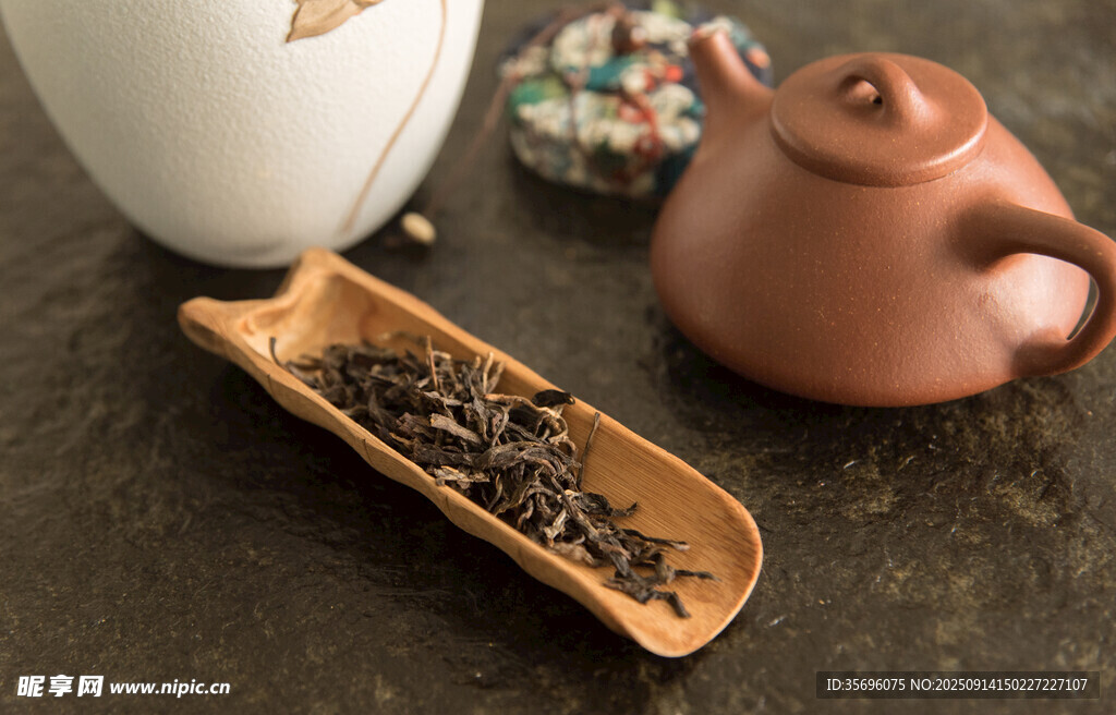 古樸茶具與散裝茶葉