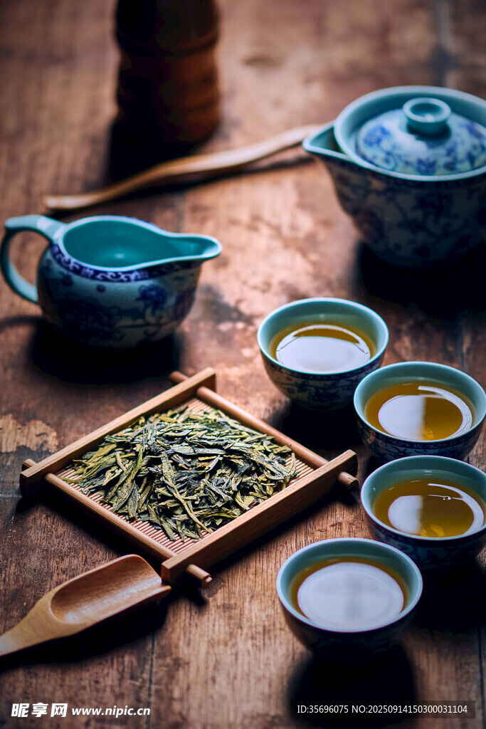 中式茶具與香茗展示