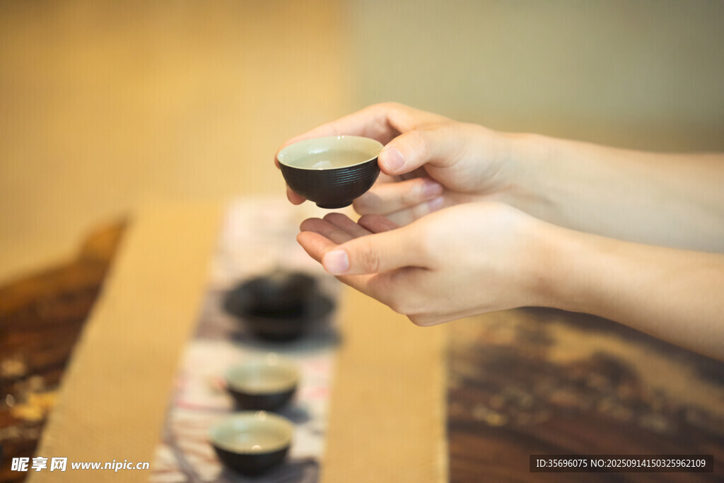 雙手捧杯品茗瞬間
