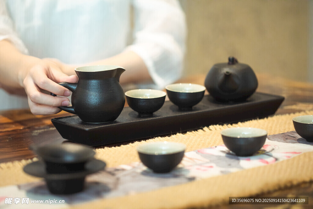 中式傳統(tǒng)茶具與泡茶場景