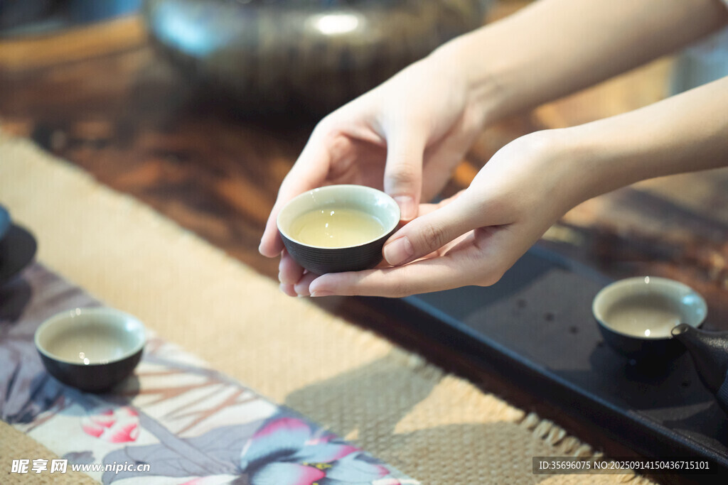 雙手捧杯享中式品茶時光